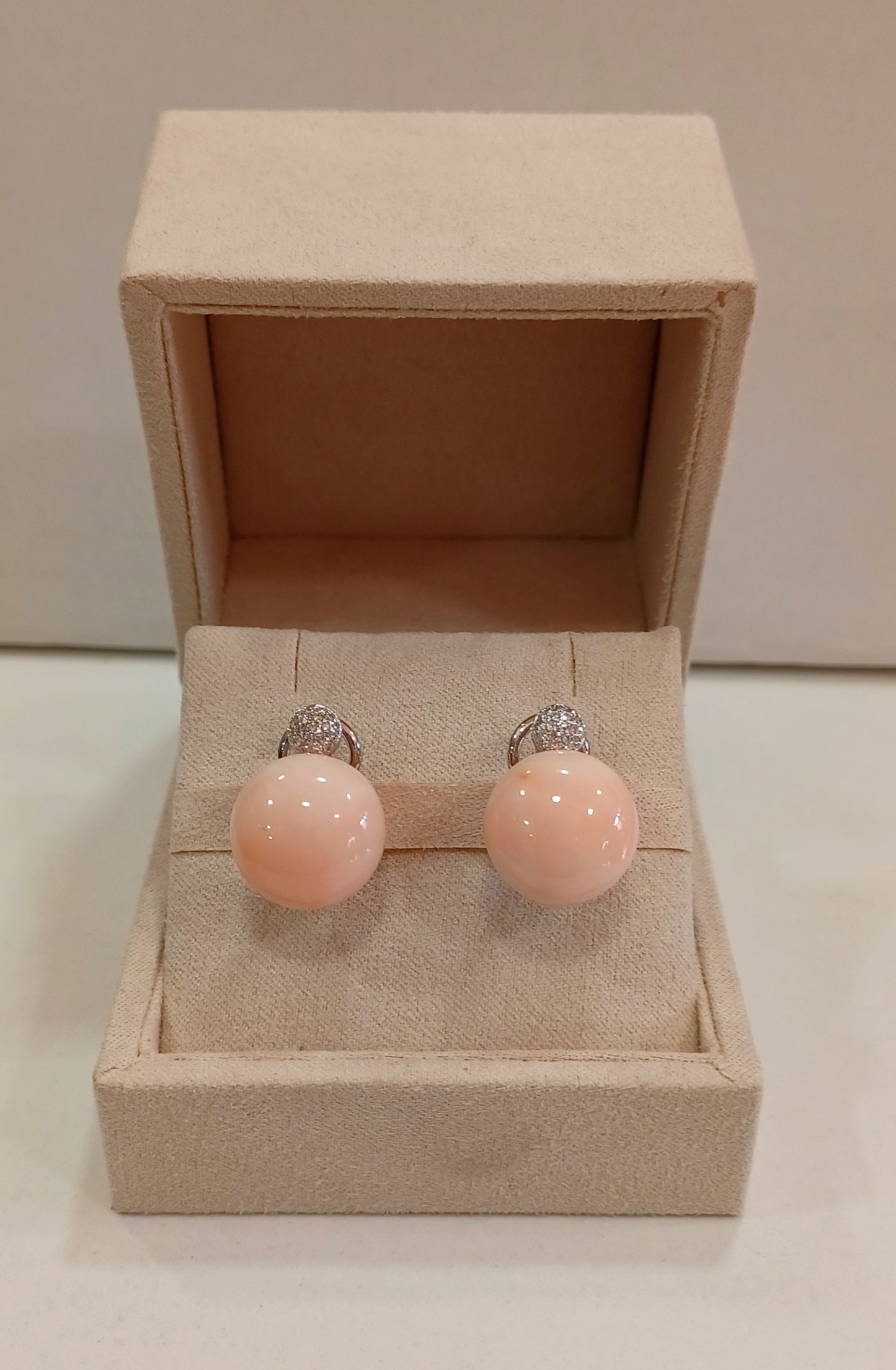 Orecchini in oro con corallo rosa e diamanti