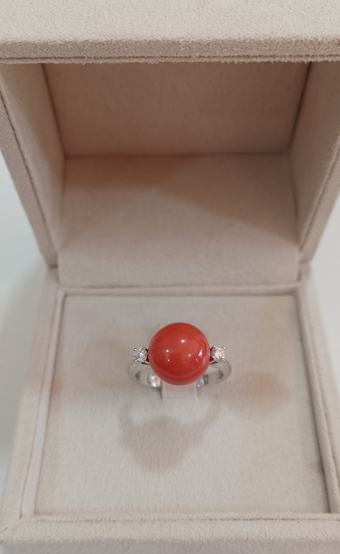 Anello in oro 18 kt con corallo rosso del Pacifico e diamanti