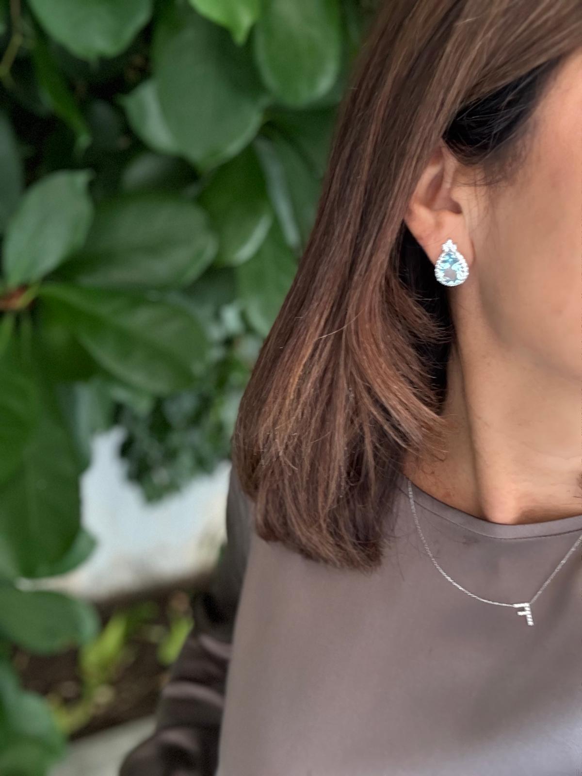 Orecchini in oro 18 kt. con gocce di acquamarina e diamanti