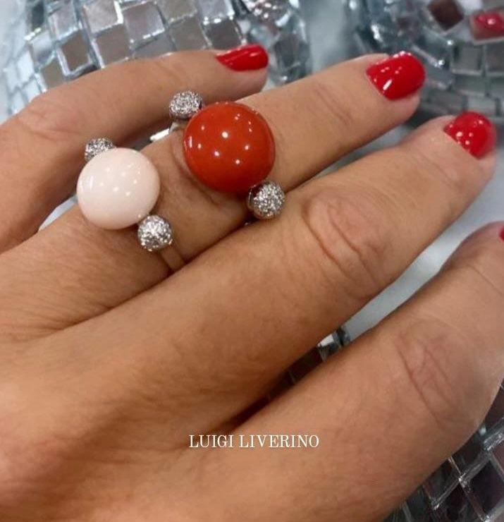 ANELLO BOTTONE DI CORALLO ROSA CON PAVÈ DI DIAMANTI