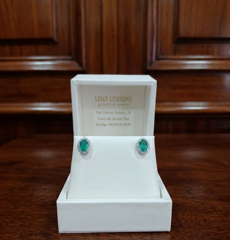 Orecchini in oro bianco 18 kt con smeraldi e diamanti