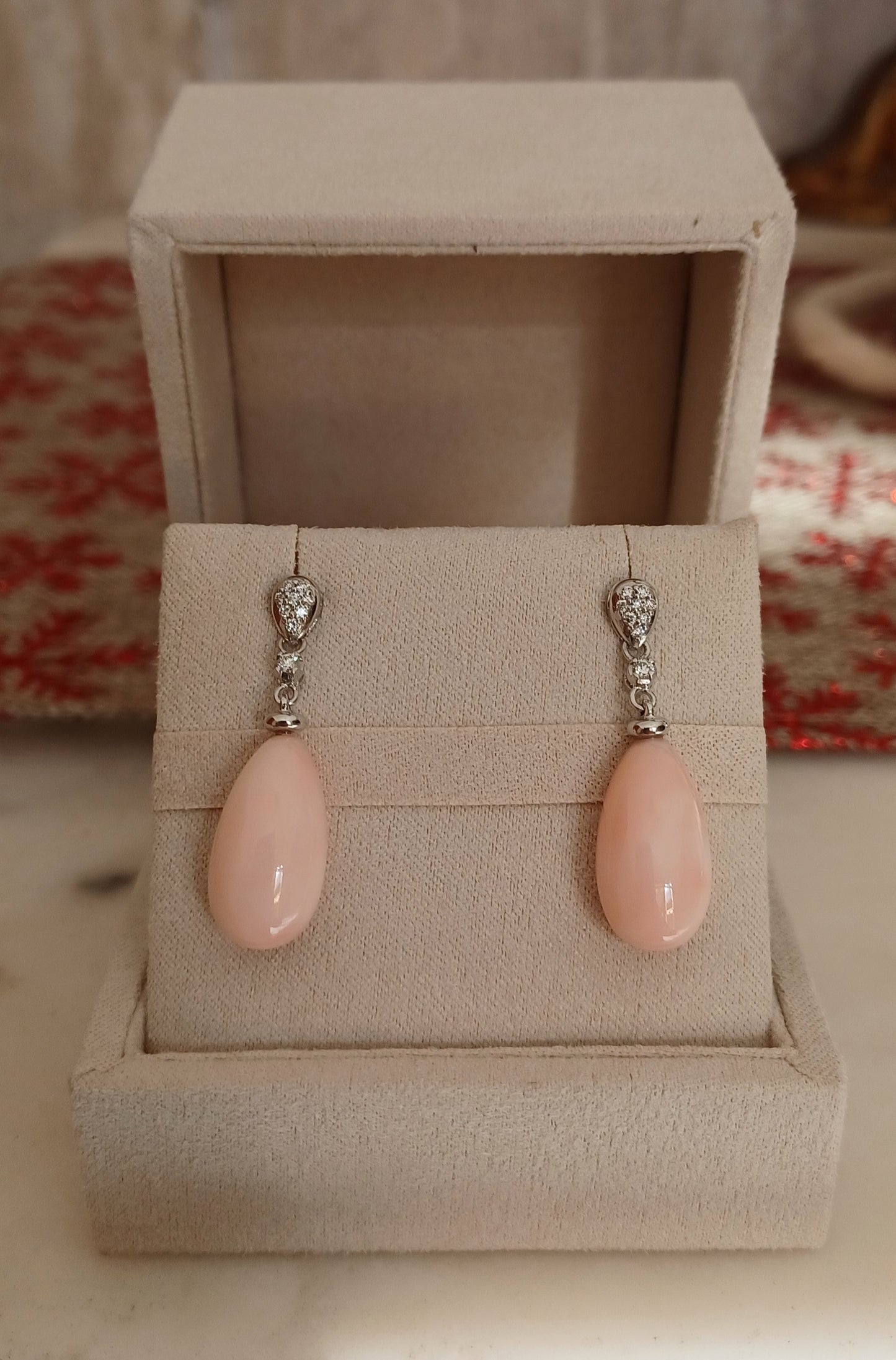 ORECCHINI "DROPS" CON GOCCE DI CORALLO ROSA E DIAMANTI