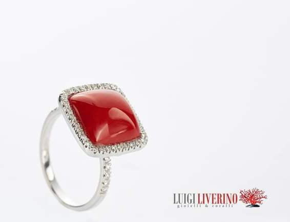 ANELLO CABOCHON QUADRATO CORALLO ROSSO CON DIAMANTI