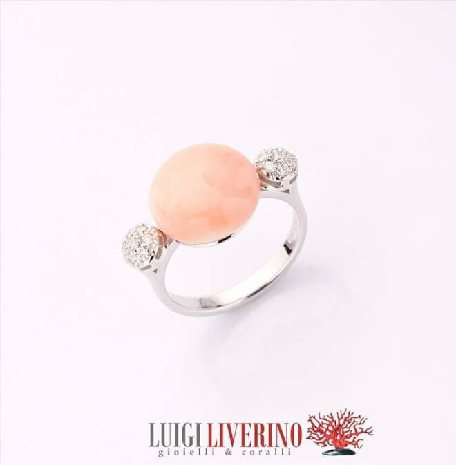 ANELLO BOTTONE DI CORALLO ROSA CON PAVÈ DI DIAMANTI