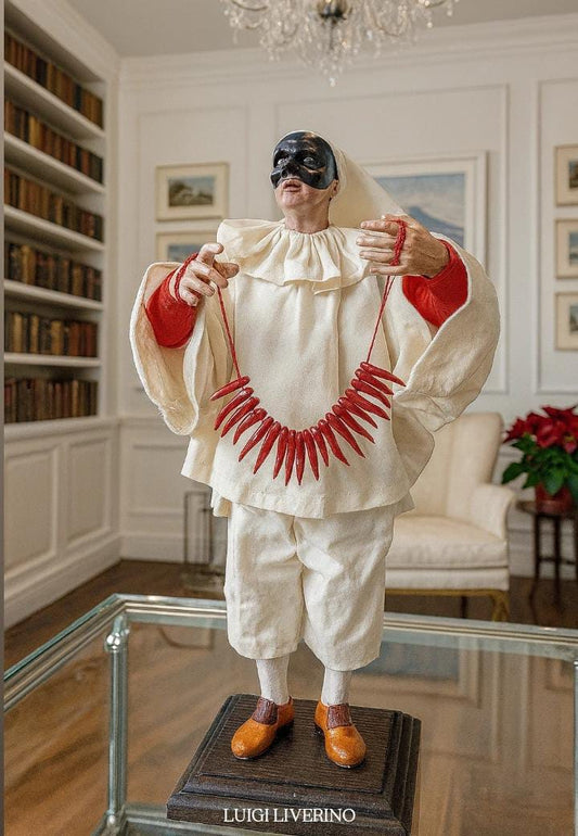 Pulcinella in terracotta con cornetti di autentico corallo rosso mediterraneo