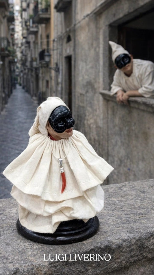 Mezzobusto di Pulcinella in terracotta con cornetto di corallo