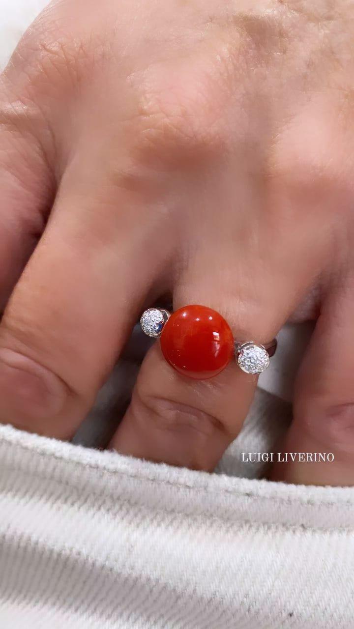 ANELLO BOTTONE CORALLO ROSSO CON PAVÈ DI DIAMANTI