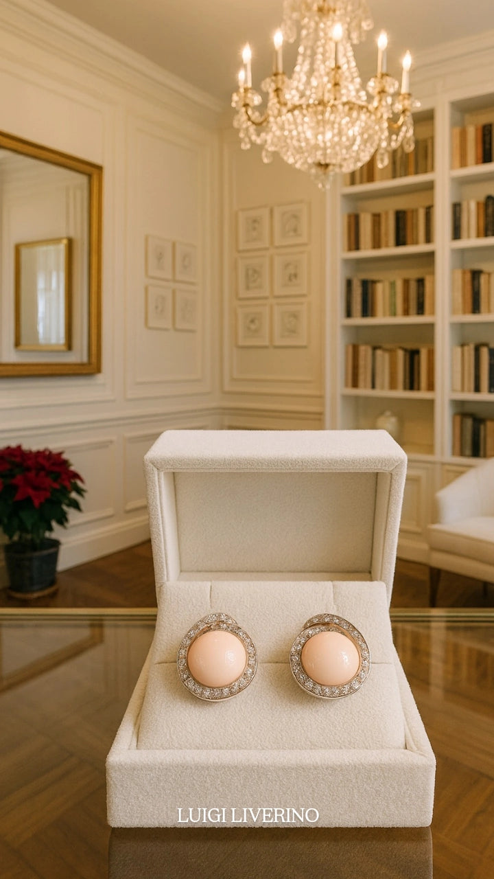 Orecchini con bottoni di corallo rosa e diamanti