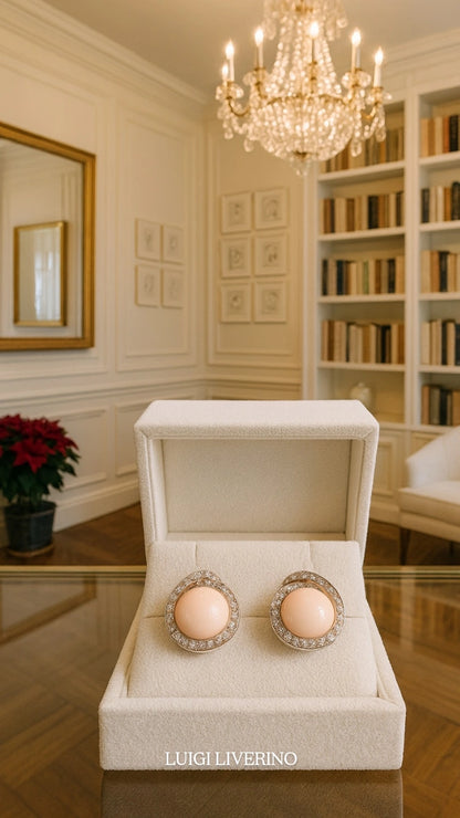 Orecchini con bottoni di corallo rosa e diamanti