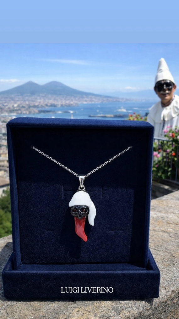 Pulcinella a mosaico con corno di corallo rosso su base di madreperla e argento