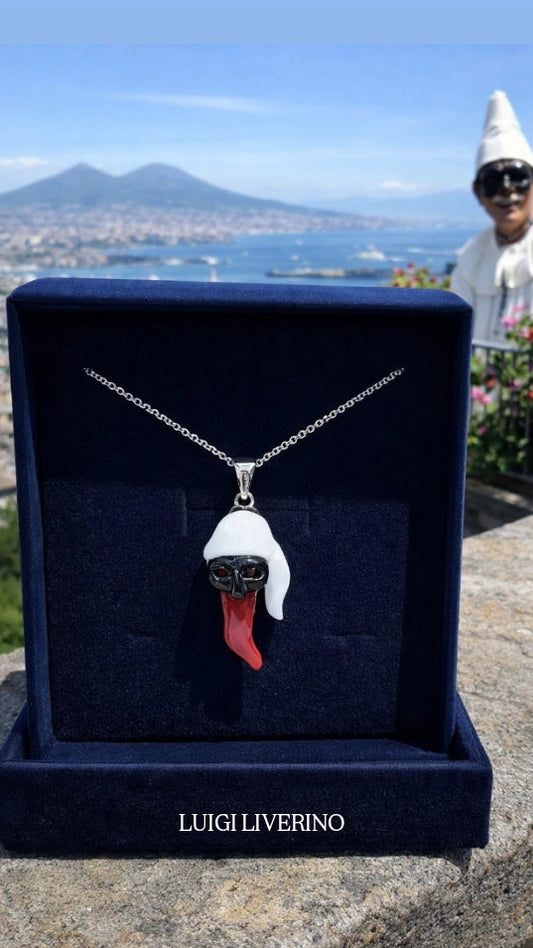 Pulcinella a mosaico con corno di corallo rosso su base di madreperla e argento