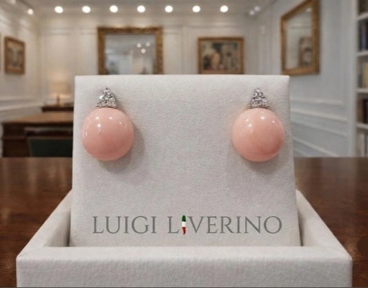 Orecchini di corallo rosa con brillanti.