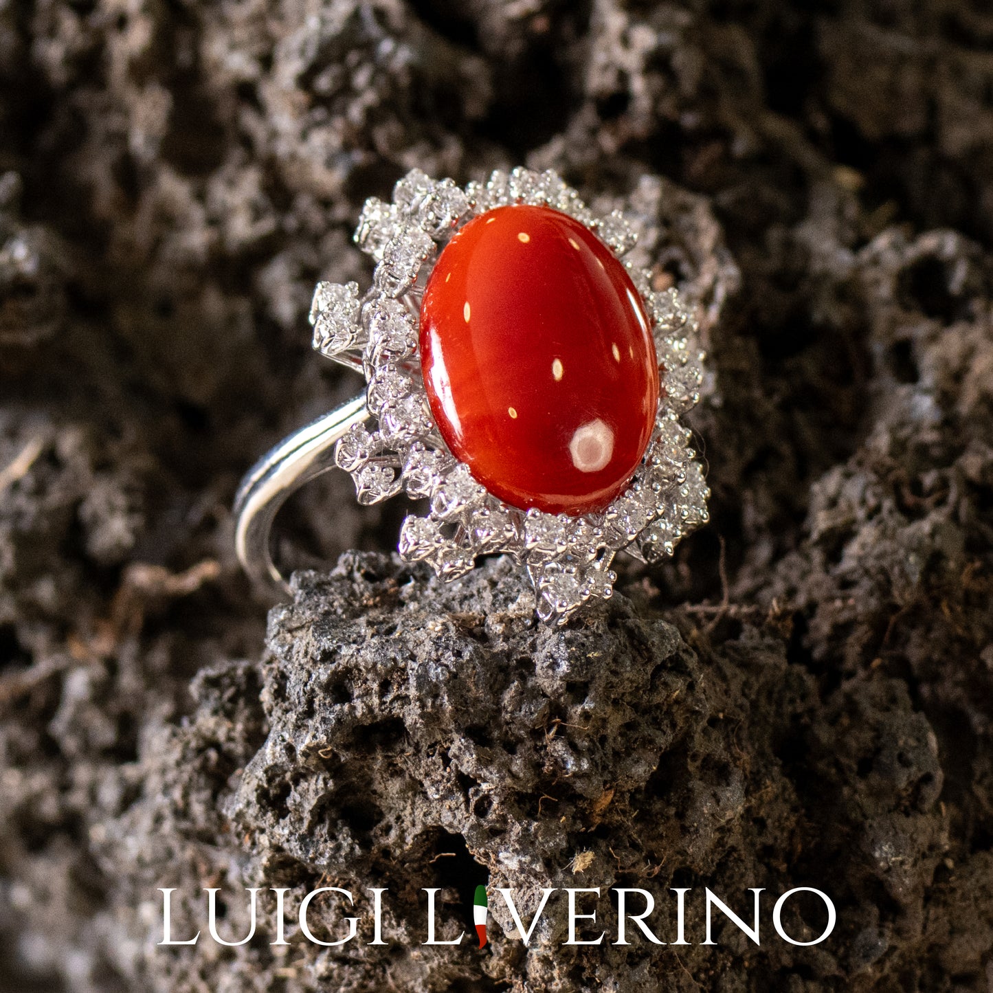 ANELLO CABOCHON DI CORALLO DEL PACIFICO CON DIAMANTI
