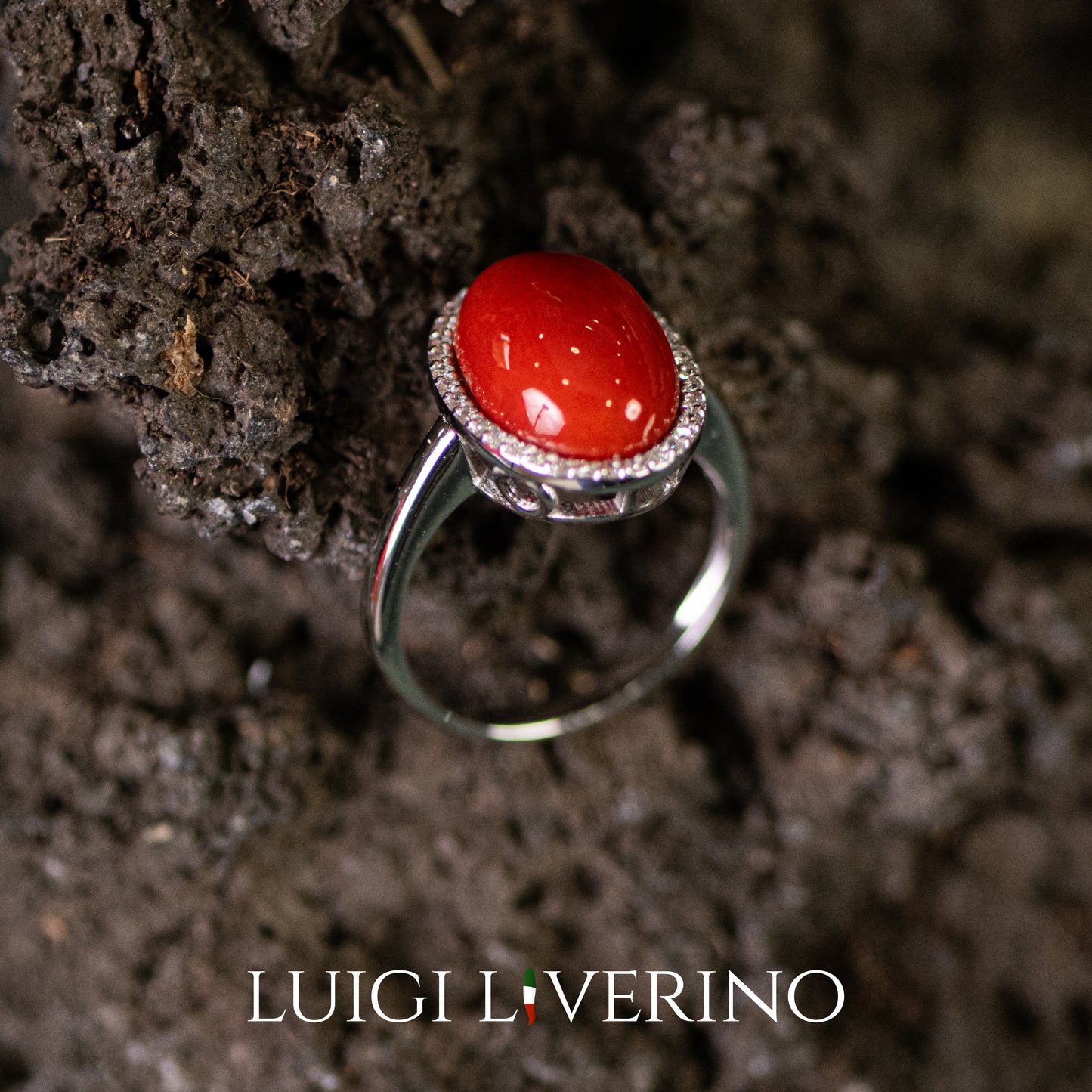 ANELLO CABOCHON CORALLO ROSSO CON DIAMANTI