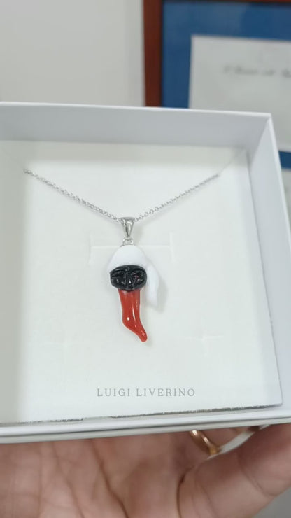 Pulcinella a mosaico con corno di corallo rosso su base di madreperla e argento