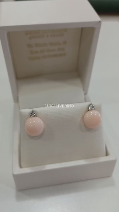 Orecchini di corallo rosa con brillanti.