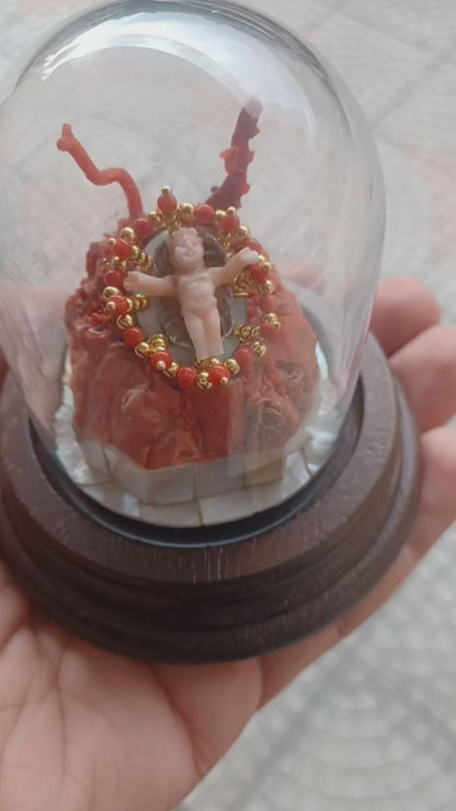 BAMBINELLO DI CORALLO ROSA CON BASE DI MADREPERLA E ARGENTO