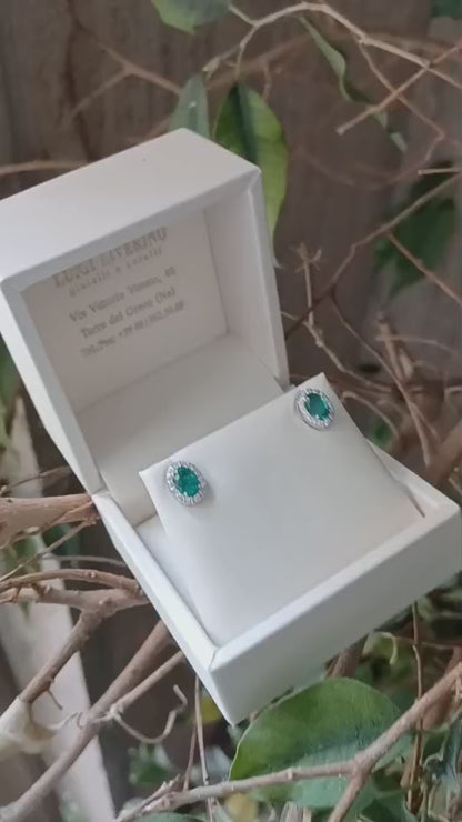 Orecchini in oro bianco 18 kt con smeraldi e diamanti