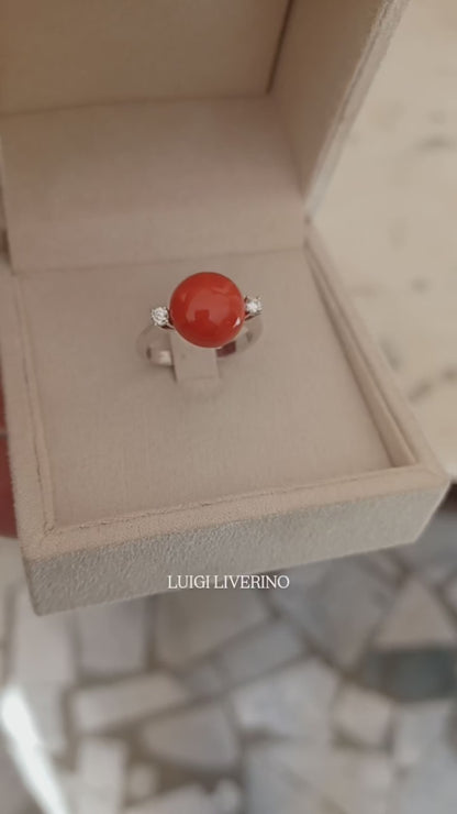 Anello in oro 18 kt con corallo rosso del Pacifico e diamanti