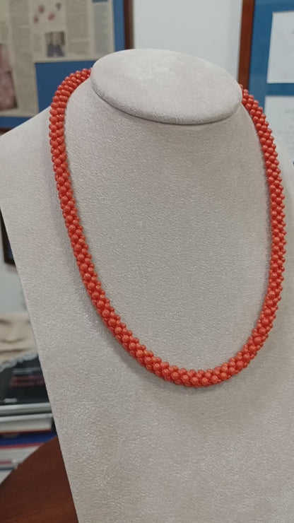 Girocollo di corallo rosso tessito con chiusura d'argento
